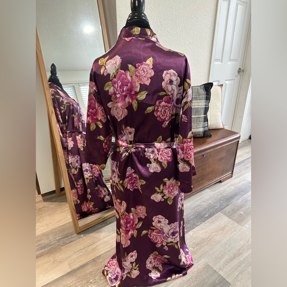 Morgan Taylor Robe - Picture 3 of 6